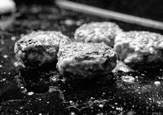 Sizzling hot hamburgers on the BBQ, shooting at J-P Kriers place in Wavre, for SMAAK magazine.